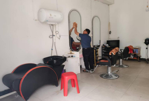 352294▲在打扫理发店的老叶.png 352294▲在打扫理发店的老叶.png