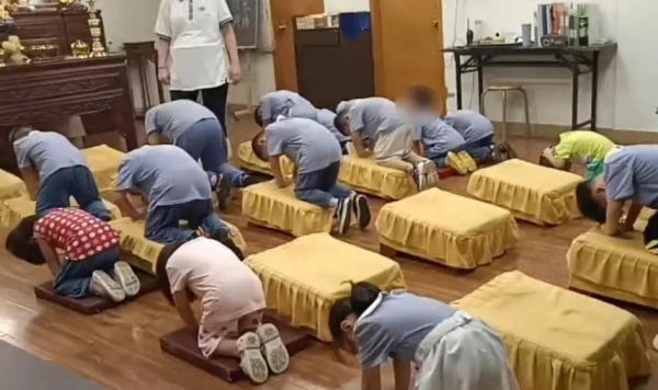 600▲孩子们在幼儿园向“无生老母”等造像跪拜_副本.jpg 600▲孩子们在幼儿园向“无生老母”等造像跪拜_副本.jpg