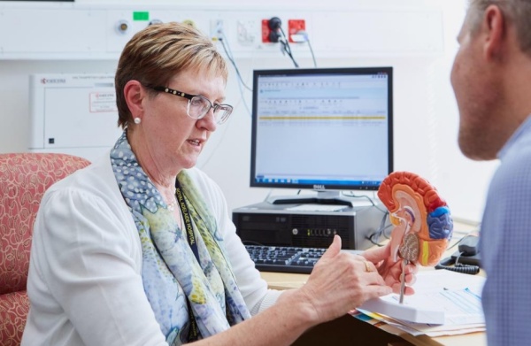 600这张澳大利亚联邦科学与工业研究组织2022年5月3日提供的照片显示一位医学专家解释大脑的工作原理及其对疼痛的影响_副本.jpg 600这张澳大利亚联邦科学与工业研究组织2022年5月3日提供的照片显示一位医学专家解释大脑的工作原理及其对疼痛的影响_副本.jpg